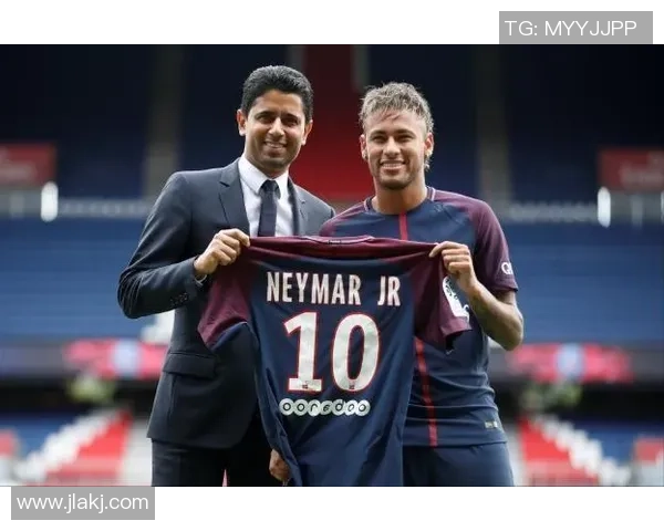 足球明星与路人激情对决街头足球赛引发热潮